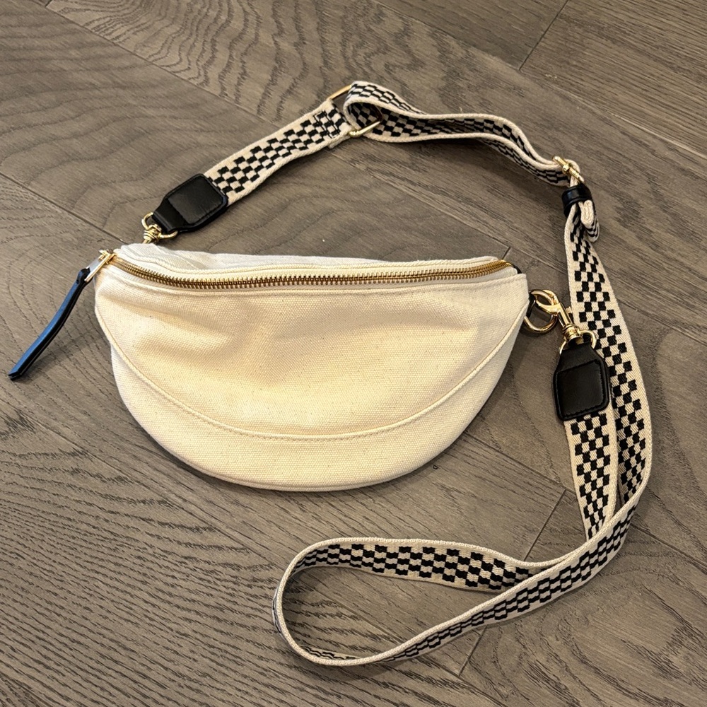 NWOT Universal Thread Stylish Cream Crossbody Bag